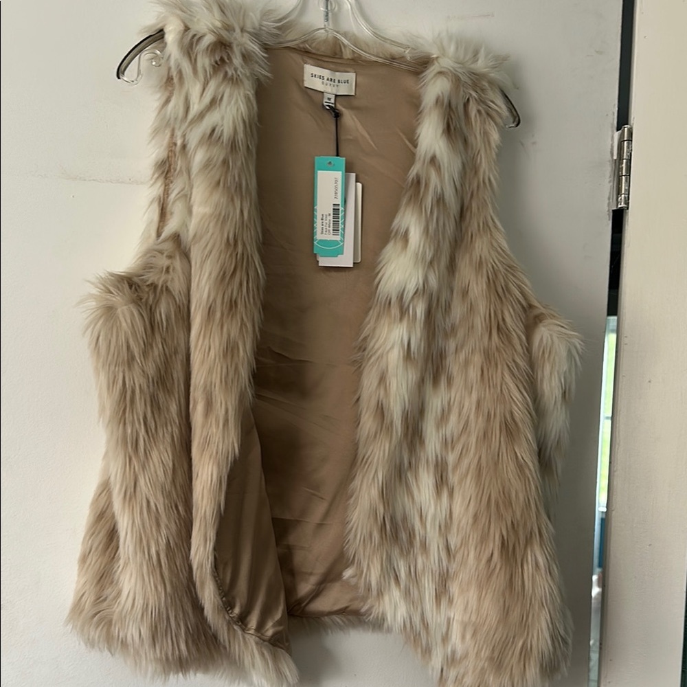 Skies Are Blue Faux Fur Vest in Beige and White
